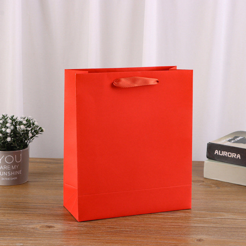 Genți de hârtie personalizate cu logo pentru haine — pungii de cadouri din carton alb pentru bijuterii și cosmetice