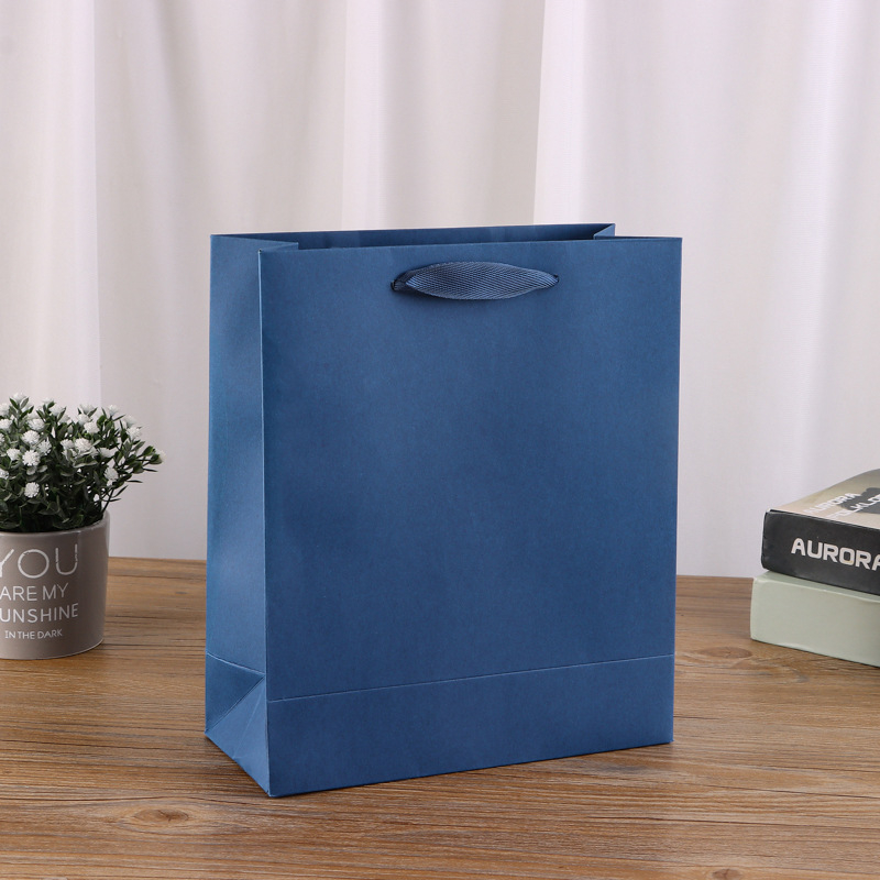Genți de hârtie personalizate cu logo pentru haine — pungii de cadouri din carton alb pentru bijuterii și cosmetice