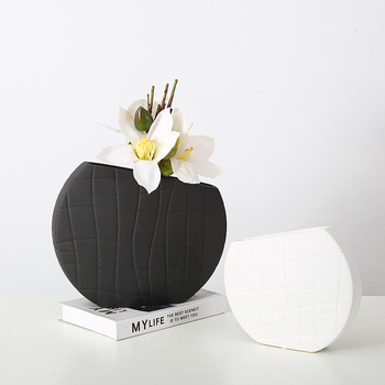 Vază ceramică cu dungi negre și albe, design minimalist, potrivită pentru interioarele hotelurilor și decorul de acasă