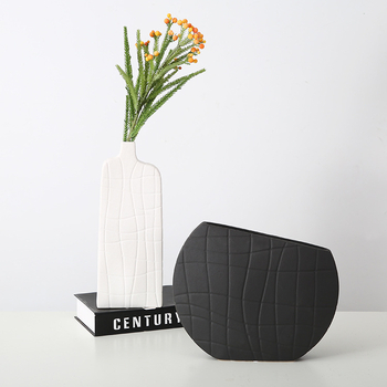 Vază ceramică cu dungi negre și albe, design minimalist, potrivită pentru interioarele hotelurilor și decorul de acasă