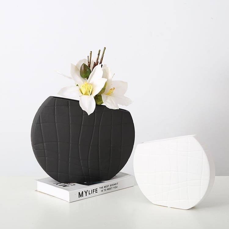 Vază ceramică cu dungi negre și albe, design minimalist, potrivită pentru interioarele hotelurilor și decorul de acasă