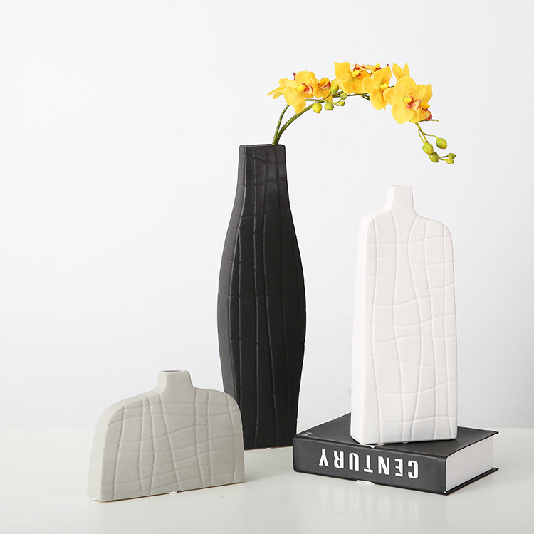 Vază ceramică cu dungi negre și albe, design minimalist, potrivită pentru interioarele hotelurilor și decorul de acasă
