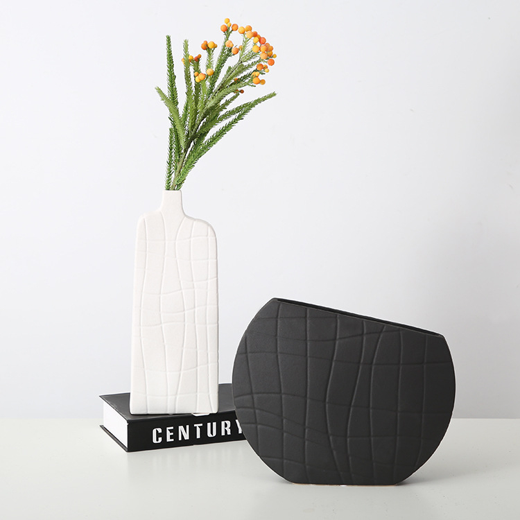 Vază ceramică cu dungi negre și albe, design minimalist, potrivită pentru interioarele hotelurilor și decorul de acasă
