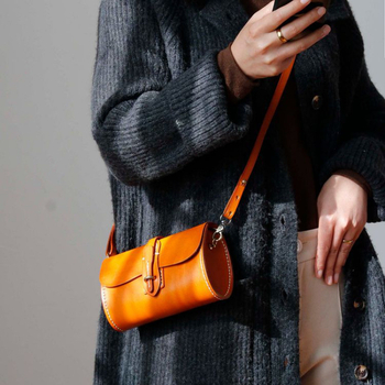 Cilindrična crossbody torba od prve klase teleće kože, prirodna koža, retro minimalistički dizajn za žene