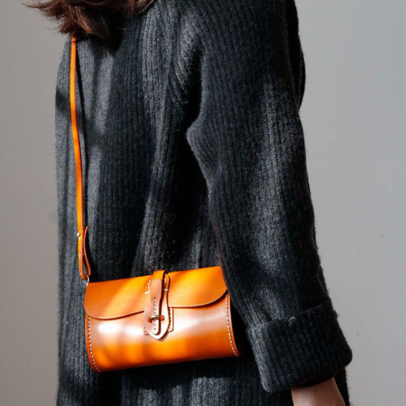 Cilindrična crossbody torba od prve klase teleće kože, prirodna koža, retro minimalistički dizajn za žene