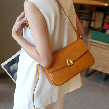 Ženska torba od kože prvog sloja teleće kože, crossbody torba, moderan i svestran dizajn, minimalističkog kvadratnog oblika