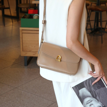 Ženska torba od kože prvog sloja teleće kože, crossbody torba, moderan i svestran dizajn, minimalističkog kvadratnog oblika