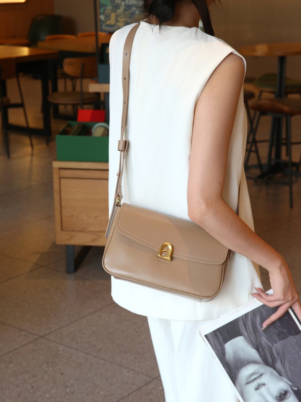 Ženska torba od kože prvog sloja teleće kože, crossbody torba, moderan i svestran dizajn, minimalističkog kvadratnog oblika