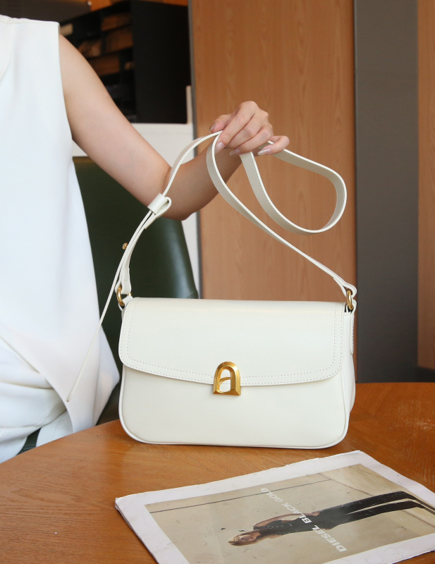 Ženska torba od kože prvog sloja teleće kože, crossbody torba, moderan i svestran dizajn, minimalističkog kvadratnog oblika