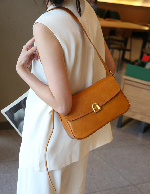 Ženska torba od kože prvog sloja teleće kože, crossbody torba, moderan i svestran dizajn, minimalističkog kvadratnog oblika