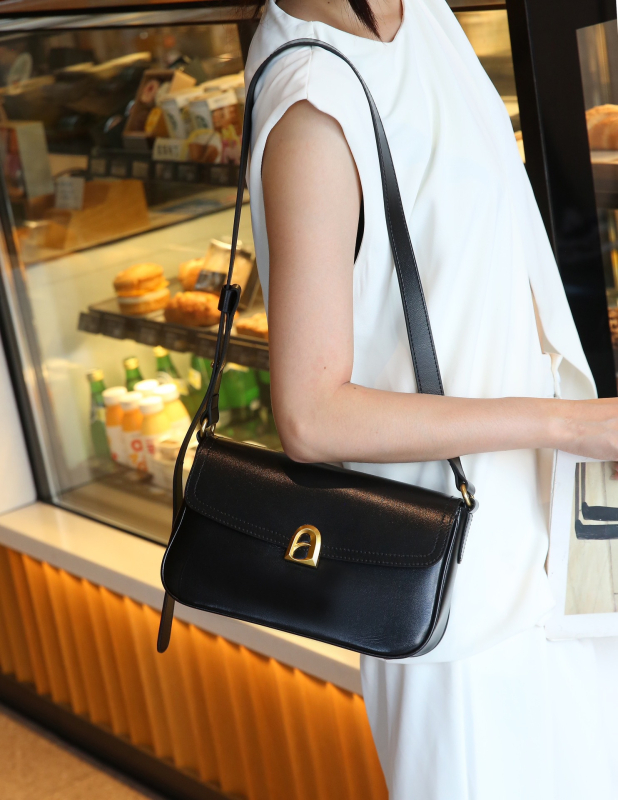 Ženska torba od kože prvog sloja teleće kože, crossbody torba, moderan i svestran dizajn, minimalističkog kvadratnog oblika