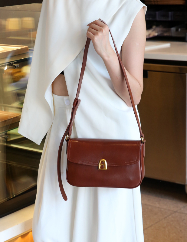 Ženska torba od kože prvog sloja teleće kože, crossbody torba, moderan i svestran dizajn, minimalističkog kvadratnog oblika