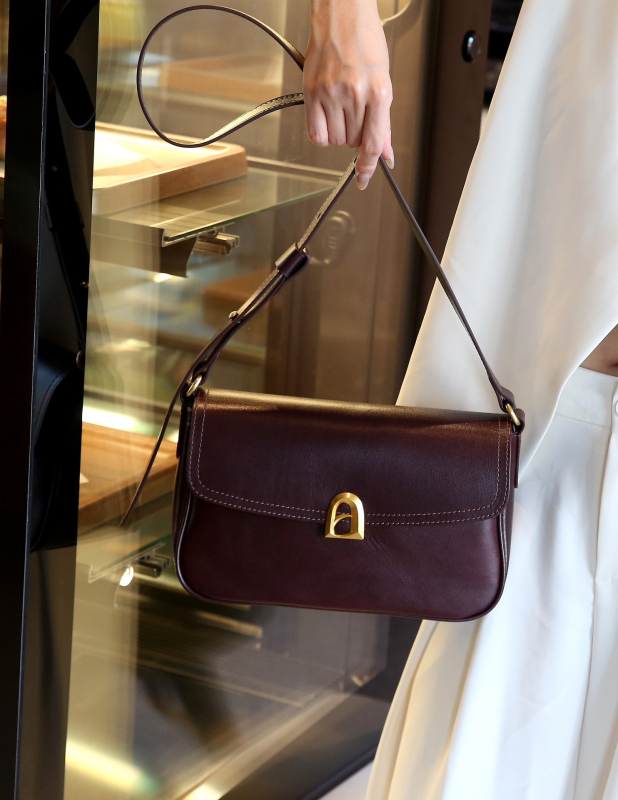 Ženska torba od kože prvog sloja teleće kože, crossbody torba, moderan i svestran dizajn, minimalističkog kvadratnog oblika