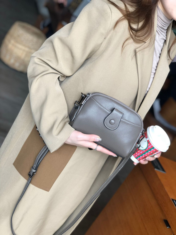 Ženska torbica od prave kože, mala crossbody torba, stilska i praktična za svakodnevnu upotrebu, pretinac za telefon