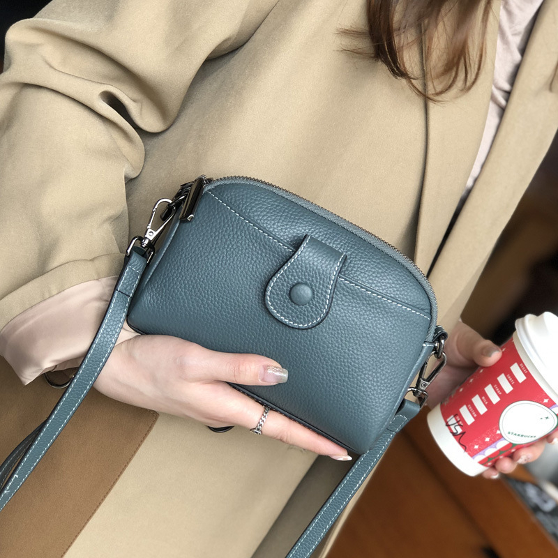 Ženska torbica od prave kože, mala crossbody torba, stilska i praktična za svakodnevnu upotrebu, pretinac za telefon