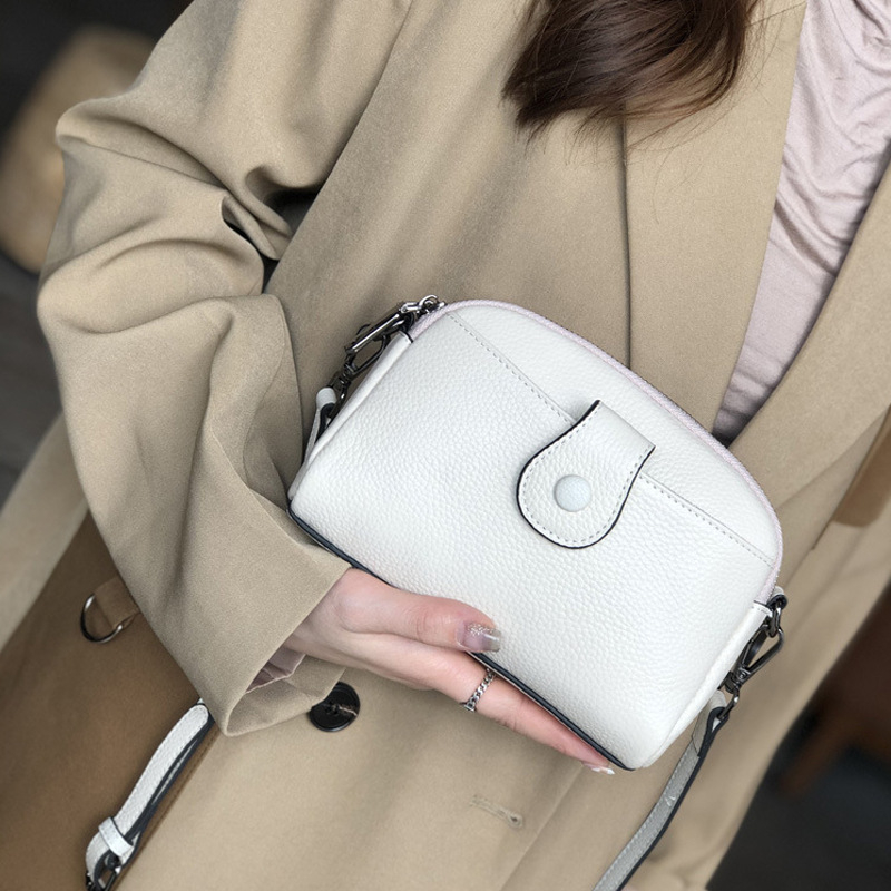Ženska torbica od prave kože, mala crossbody torba, stilska i praktična za svakodnevnu upotrebu, pretinac za telefon