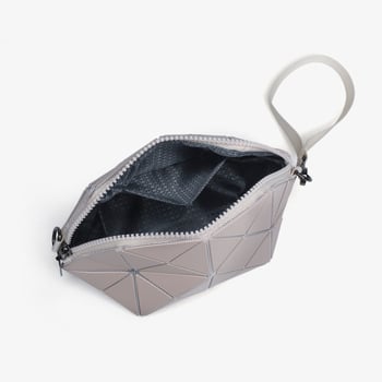 Geometrijska školjkasta torba s geometrijskim quiltingom, mala crossbody torba, gradski minimalistički stil, ljeto 2025