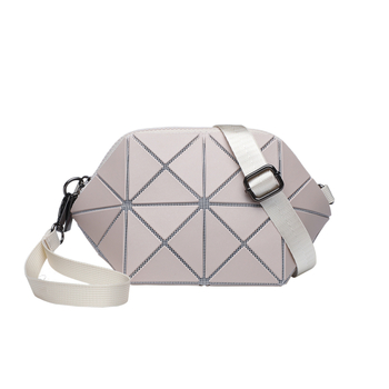 Geometrijska školjkasta torba s geometrijskim quiltingom, mala crossbody torba, gradski minimalistički stil, ljeto 2025