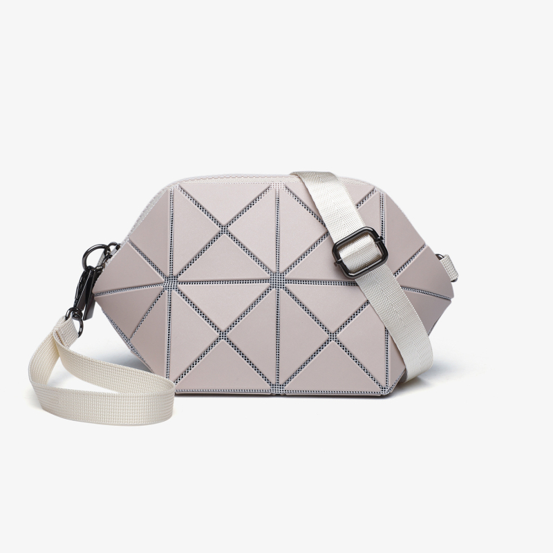 Geometrijska školjkasta torba s geometrijskim quiltingom, mala crossbody torba, gradski minimalistički stil, ljeto 2025