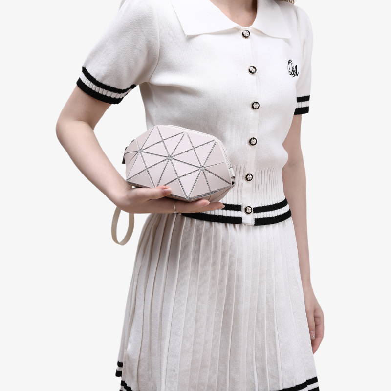 Geometrijska školjkasta torba s geometrijskim quiltingom, mala crossbody torba, gradski minimalistički stil, ljeto 2025