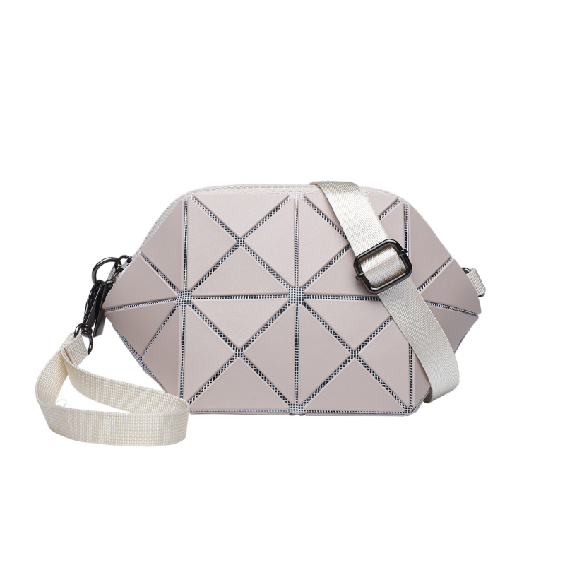 Geometrijska školjkasta torba s geometrijskim quiltingom, mala crossbody torba, gradski minimalistički stil, ljeto 2025