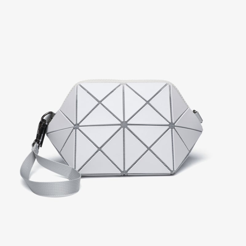Geometrijska školjkasta torba s geometrijskim quiltingom, mala crossbody torba, gradski minimalistički stil, ljeto 2025