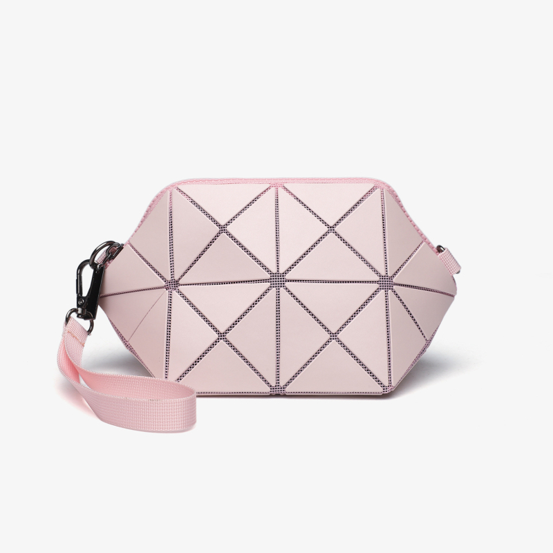 Geometrijska školjkasta torba s geometrijskim quiltingom, mala crossbody torba, gradski minimalistički stil, ljeto 2025