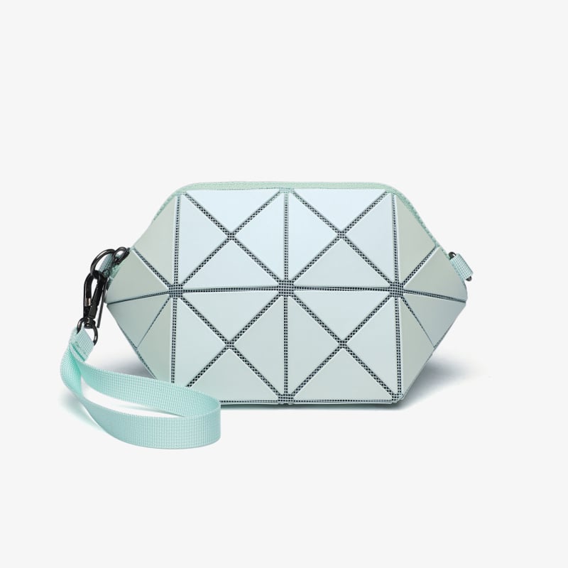 Geometrijska školjkasta torba s geometrijskim quiltingom, mala crossbody torba, gradski minimalistički stil, ljeto 2025