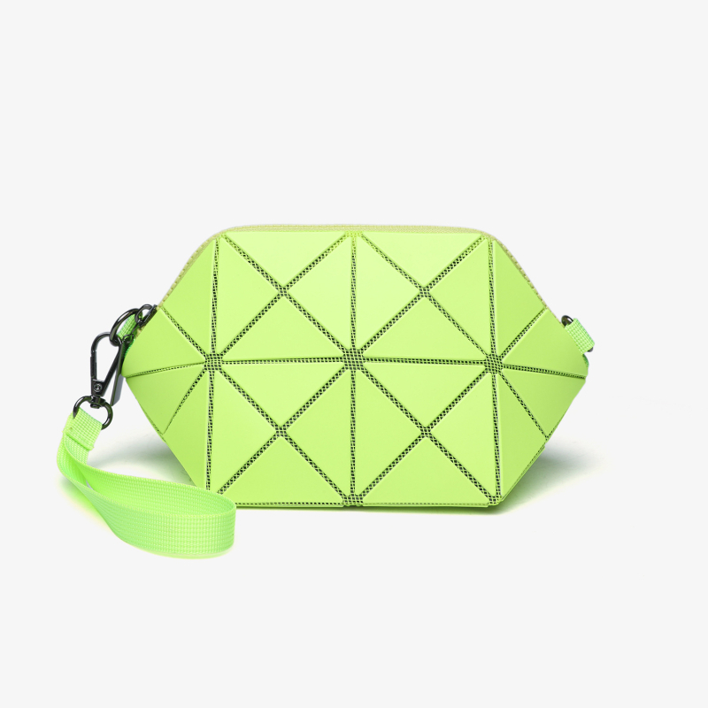 Geometrijska školjkasta torba s geometrijskim quiltingom, mala crossbody torba, gradski minimalistički stil, ljeto 2025