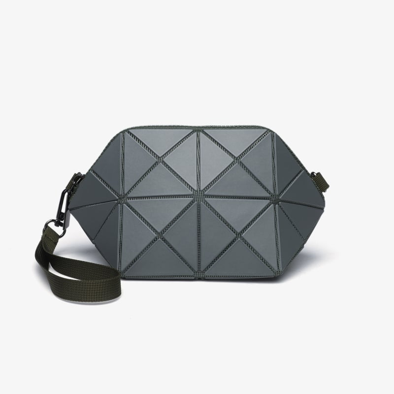Geometrijska školjkasta torba s geometrijskim quiltingom, mala crossbody torba, gradski minimalistički stil, ljeto 2025