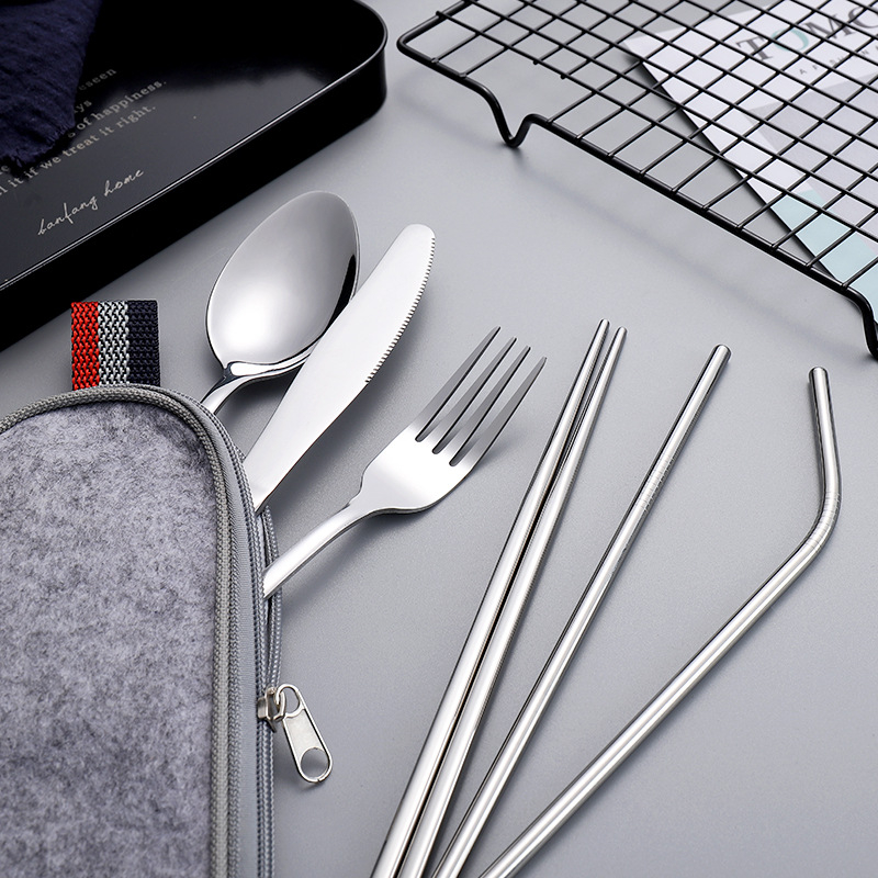 Set din oțel inoxidabil cuțit, furculiță și lingură pentru picnic în aer liber, în geantă cu fermoar; include bețișoare, pai și perie de curățare, 8 piese, set de masă portabil