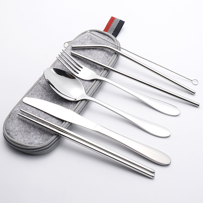 Set din oțel inoxidabil cuțit, furculiță și lingură pentru picnic în aer liber, în geantă cu fermoar; include bețișoare, pai și perie de curățare, 8 piese, set de masă portabil