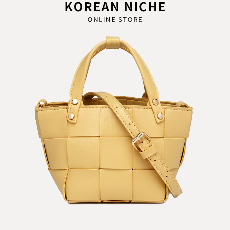 2026 modna ženska torba u korejskom stilu, mala crossbody torba s pletenom teksturom