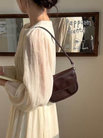 Sedlovna torbica od prve sloje goveđe kože, biljno kaljena, proljeće 2026, gradski minimalistično-retro crossbody za žene, kompaktna kožna torbica