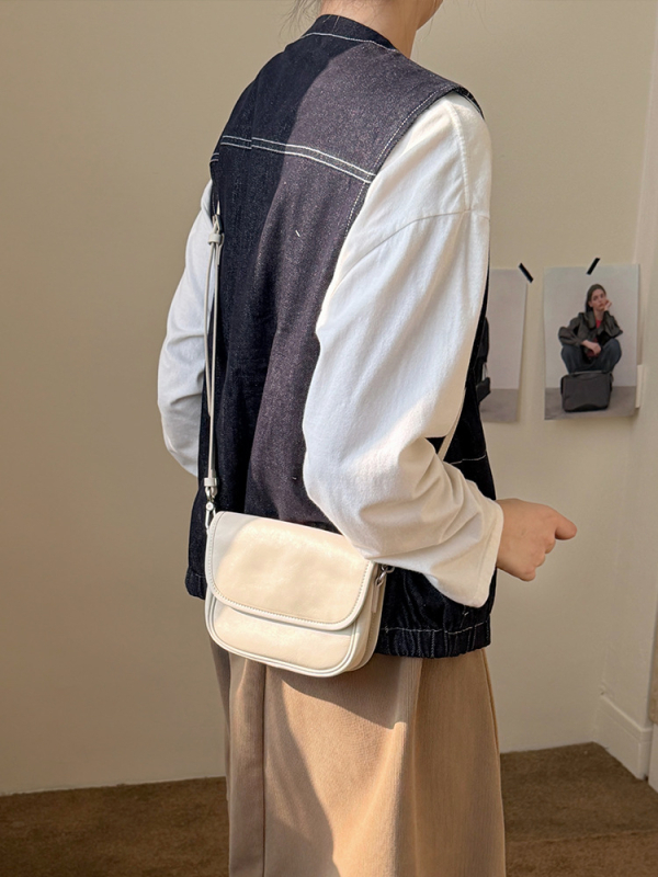 Sedlovna torbica od prve sloje goveđe kože, biljno kaljena, proljeće 2026, gradski minimalistično-retro crossbody za žene, kompaktna kožna torbica
