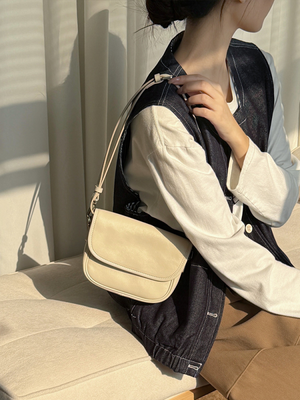 Sedlovna torbica od prve sloje goveđe kože, biljno kaljena, proljeće 2026, gradski minimalistično-retro crossbody za žene, kompaktna kožna torbica