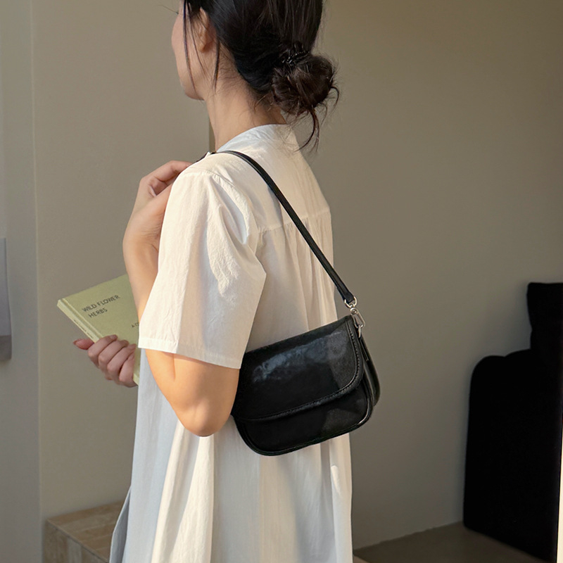Sedlovna torbica od prve sloje goveđe kože, biljno kaljena, proljeće 2026, gradski minimalistično-retro crossbody za žene, kompaktna kožna torbica