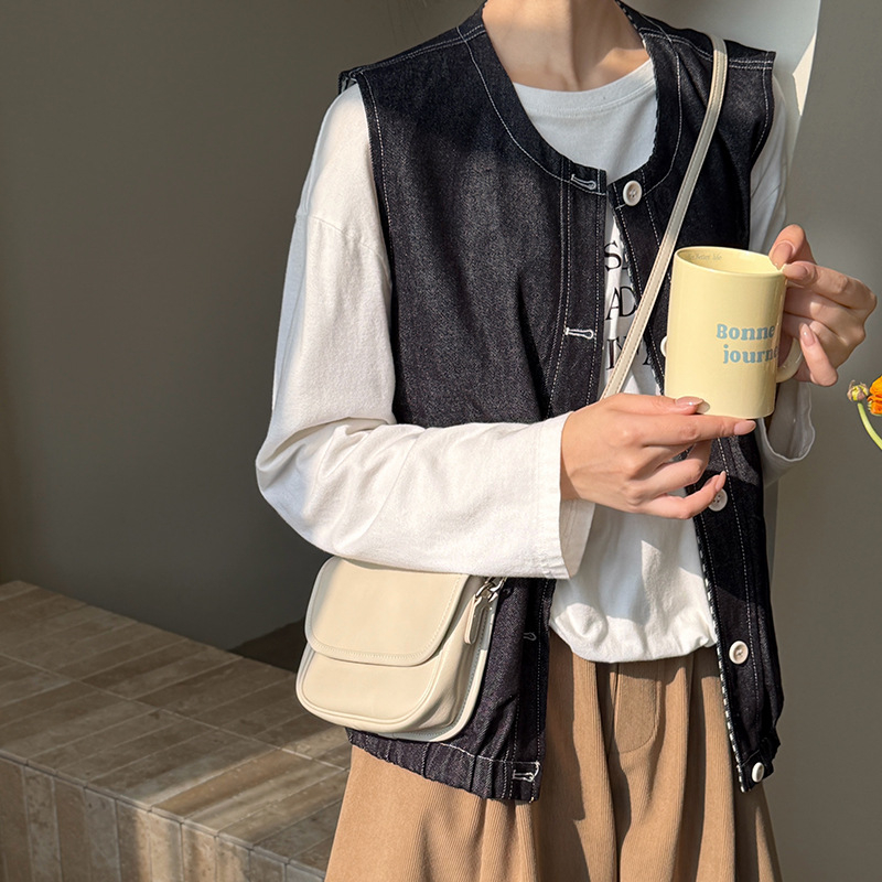 Sedlovna torbica od prve sloje goveđe kože, biljno kaljena, proljeće 2026, gradski minimalistično-retro crossbody za žene, kompaktna kožna torbica