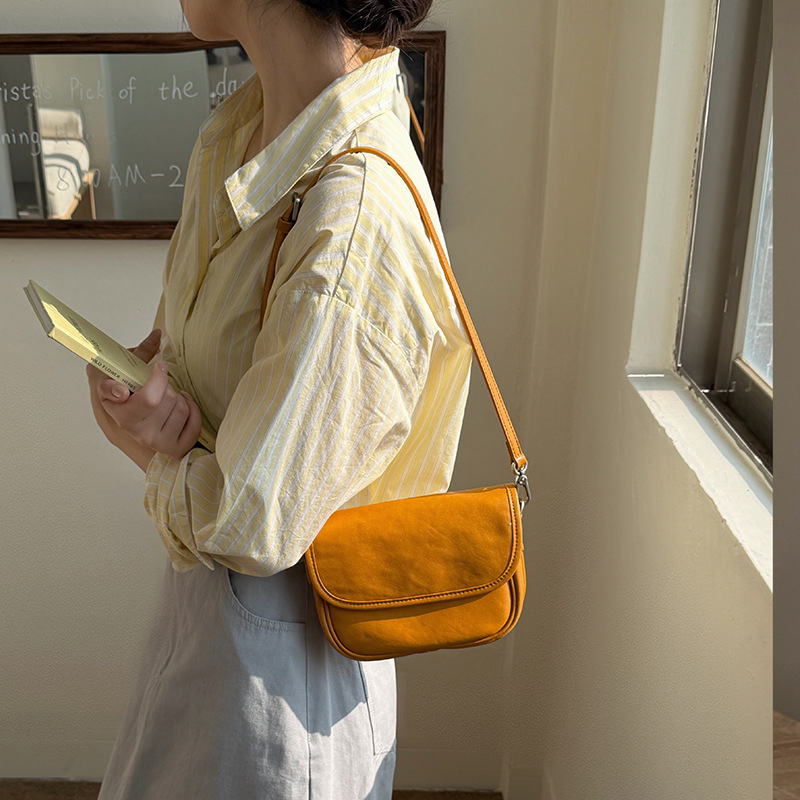 Sedlovna torbica od prve sloje goveđe kože, biljno kaljena, proljeće 2026, gradski minimalistično-retro crossbody za žene, kompaktna kožna torbica
