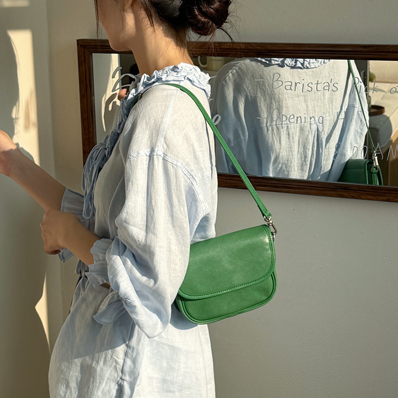 Sedlovna torbica od prve sloje goveđe kože, biljno kaljena, proljeće 2026, gradski minimalistično-retro crossbody za žene, kompaktna kožna torbica
