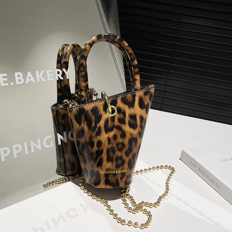 Ženska torba s leopard uzorkom i lancem, bucket stil, retro dizajn, mala crossbody torba za žene, unutarnja pretinica za dokumente i torbica za ruž