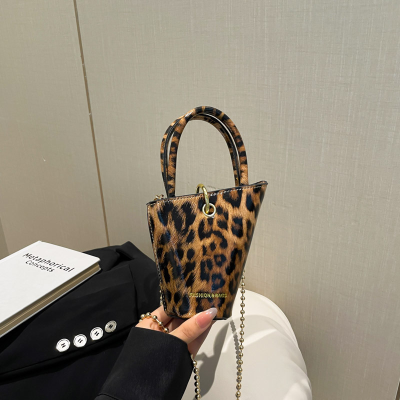 Ženska torba s leopard uzorkom i lancem, bucket stil, retro dizajn, mala crossbody torba za žene, unutarnja pretinica za dokumente i torbica za ruž