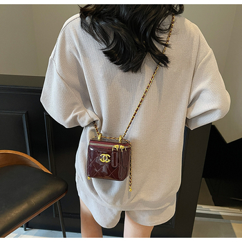 Mini crossbody torbica u obliku kutije, Chanel inspirirana, crno-zlatni hardver, romboidni šav, lančani remen, kompaktna kozmetička torbica