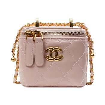 Mini crossbody torbica u obliku kutije, Chanel inspirirana, crno-zlatni hardver, romboidni šav, lančani remen, kompaktna kozmetička torbica