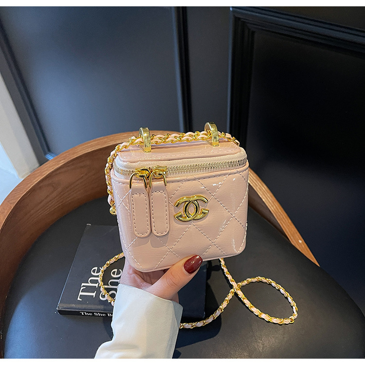 Mini crossbody torbica u obliku kutije, Chanel inspirirana, crno-zlatni hardver, romboidni šav, lančani remen, kompaktna kozmetička torbica