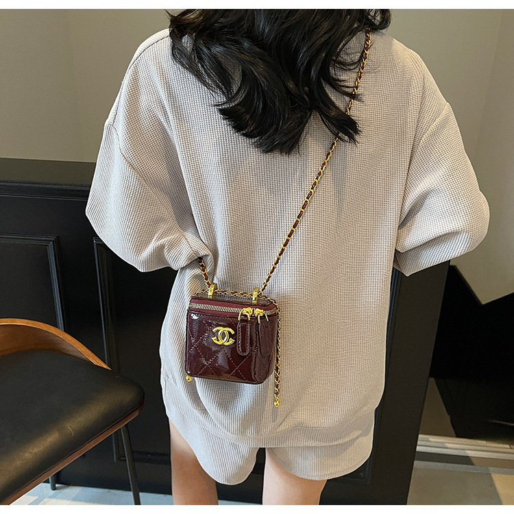 Mini crossbody torbica u obliku kutije, Chanel inspirirana, crno-zlatni hardver, romboidni šav, lančani remen, kompaktna kozmetička torbica