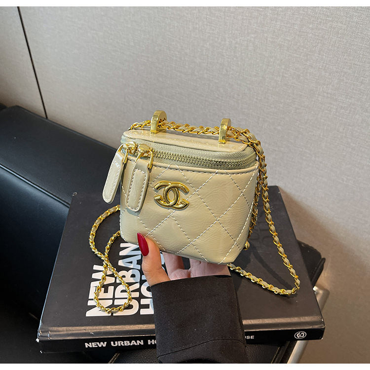 Mini crossbody torbica u obliku kutije, Chanel inspirirana, crno-zlatni hardver, romboidni šav, lančani remen, kompaktna kozmetička torbica