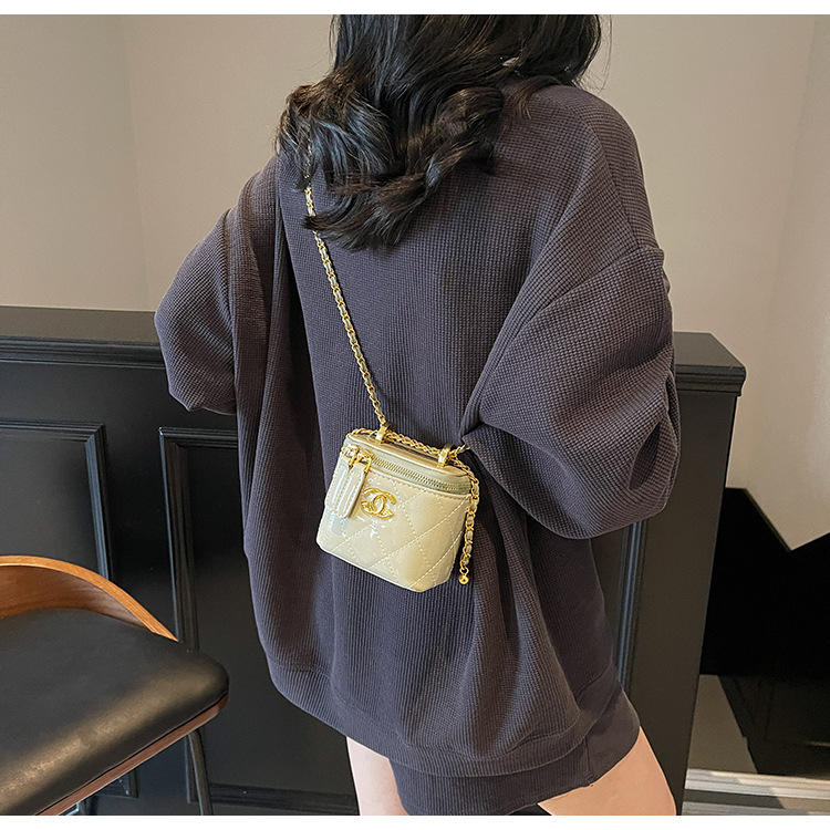 Mini crossbody torbica u obliku kutije, Chanel inspirirana, crno-zlatni hardver, romboidni šav, lančani remen, kompaktna kozmetička torbica
