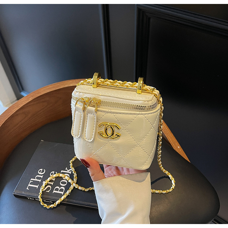 Mini crossbody torbica u obliku kutije, Chanel inspirirana, crno-zlatni hardver, romboidni šav, lančani remen, kompaktna kozmetička torbica