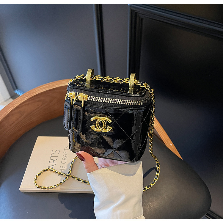 Mini crossbody torbica u obliku kutije, Chanel inspirirana, crno-zlatni hardver, romboidni šav, lančani remen, kompaktna kozmetička torbica